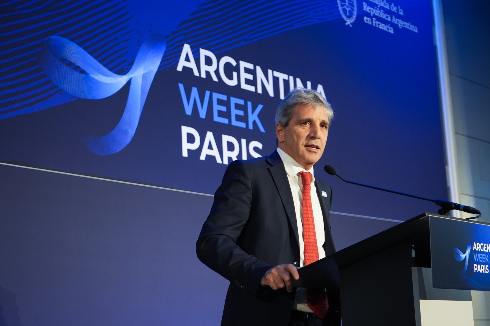 El ministro de Economía, Luis Caputo, habla en un atril durante la Argentina Week en París